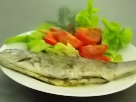 Pstruh na tymiánu s pečenými rajčaty a paprikami