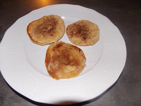 Celozrnné lívanečky s vločkami, sezamem a lískooříškovým máslem