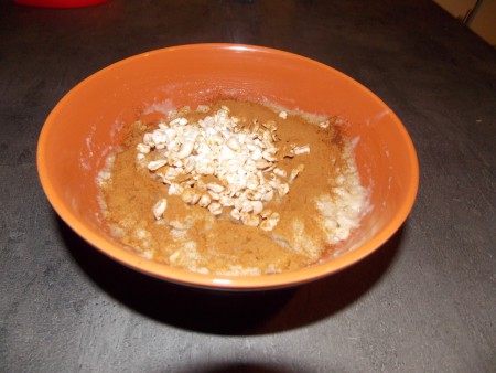 Špaldová kaše s datlovým sirupem a špaldovými pukanci